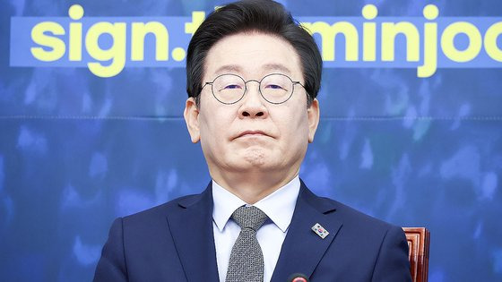 이재명 더불어민주당 대표가 20일 오전 국회에서 열린 최고위원회의에서 박찬대 원내대표의 발언을 경청하고 있다. 연합뉴스