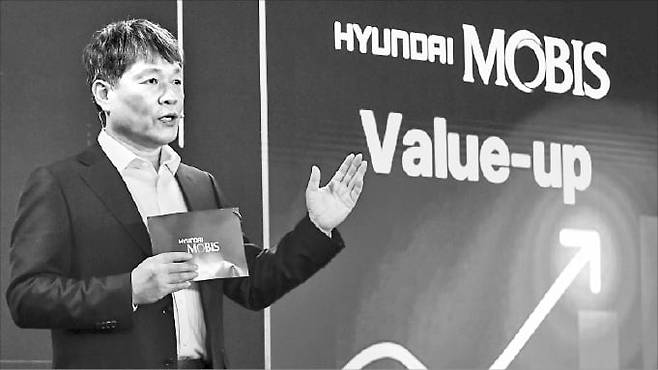 이규석 현대모비스 사장이 19일 서울 여의도 페어몬트호텔에서 열린 ‘2024 CEO 인베스터 데이’ 발표자로 나서 사업 방향과 전략을 설명하고 있다.   현대모비스 제공