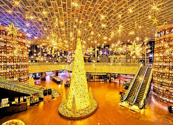 ‘트리 명소’ 스타필드 코엑스몰 별마당 도서관.  신세계프라퍼티 제공