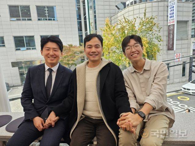 허유빈, 유승현 목사와 나선길 전도사(왼쪽부터)가 지난 19일 서울 강남구의 한 카페에서 유튜브를 활용한 복음 전파의 방안에 대해 설명하고 있다.