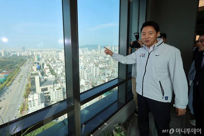 (서울=뉴스1) 황기선 기자 = 오세훈 서울시장이 17일 오전 서울 강동구 둔촌동 올림픽파크포레온(둔촌주공 재건축)에서 '미리 내 집(장기전세주택Ⅱ)' 입주자 예정자들과 함께 현장을 둘러보고 있다. 신혼부부 300가구를 대상으로 모집한 ‘미리 내 집’은 이달 중 사전점검을 진행하고 오는 12월 입주를 진행할 예정이다. 2024.10.17/뉴스1 Copyright (C) 뉴스1. All rights reserved. 무단 전재 및 재배포, AI학습 이용 금지. /사진=(서울=뉴스1) 황기선 기자