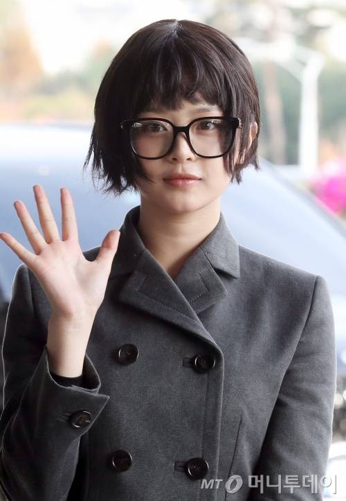 그룹 뉴진스 하니가 일본 일정을 위해 지난 19일 오후 서울 강서구 김포국제공항을 통해 출국하고 있다. /사진=머니투데이 DB