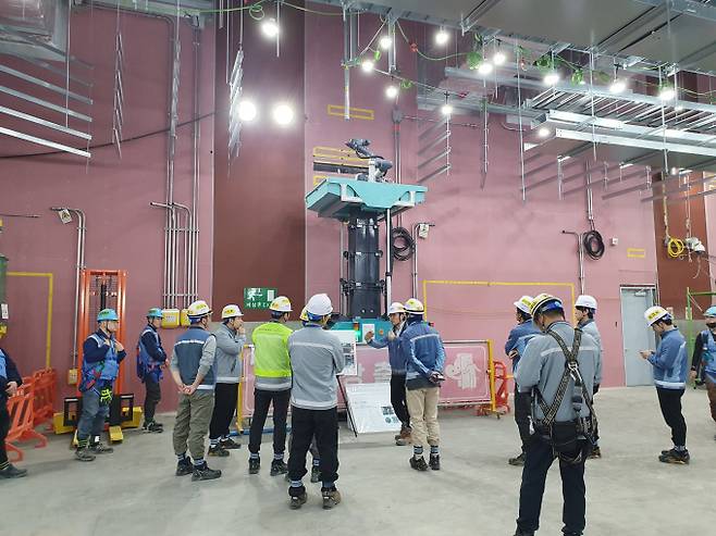 삼성물산이 국토교통부 주최 경연대회에서 최우수 혁신상 수상으로 스마트기술 역량을 입증했다. 사진은 벽체 타공 로봇의 현장 적용 모습. /사진=삼성물산