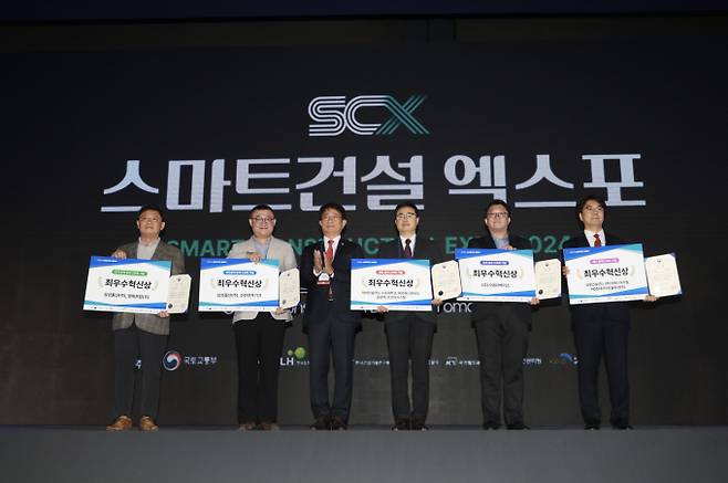 삼성물산은 국토부가 주최하는'2024 스마트건설 챌린지'에서 안전관리와 단지주택 분야 '최우수 혁신상'을 수상했다. 사진은 이상헌 삼성물산 반도체인프라연구소 자동화기술 그룹장(좌측 첫번째)과 안홍락 삼성물산 건설안전연구소 그룹장(좌측 두번째)이 20일 오전 최우수 혁신상 2건을 수상한 모습. /사진=삼성물산