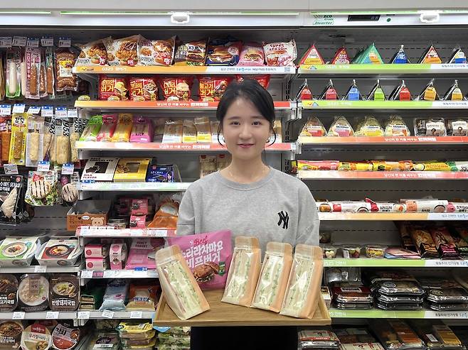 모델이 GS25에서 출시한 나트륨 저감 간편식 제품을 들고 있다. [GS리테일 제공]