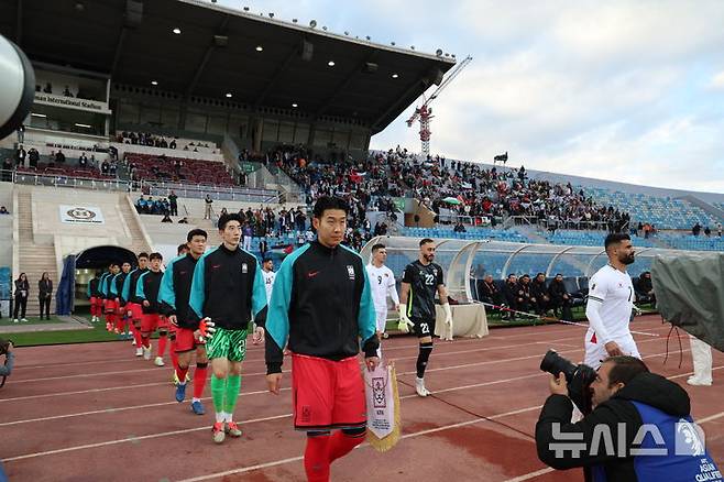 [암만(요르단)=뉴시스] 이영환 기자 = 19일 오후(현지시각) 요르단 암만 국제 경기장에서 열린 2026 국제축구연맹(FIFA) 북중미 월드컵 아시아 3차 예선 B조 6차전 한국과 팔레스타인의 경기, 손흥민을 비롯한 선수들이 입장을 하고 있다. 2024.11.19. 20hwan@newsis.com