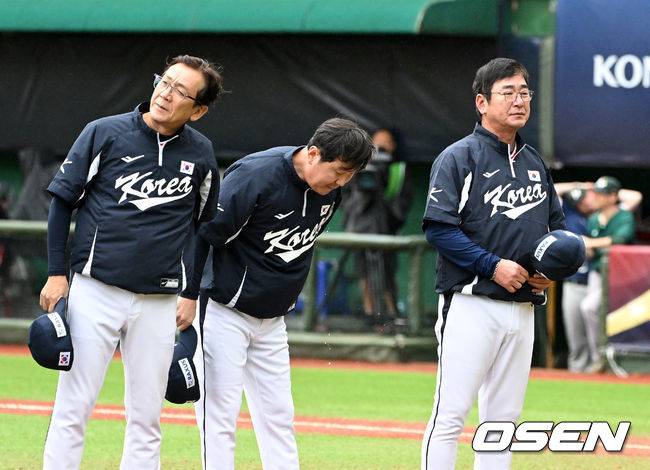 [OSEN=타이베이(대만), 이대선 기자] 조별예선 탈락이 일찌감치 확정됐지만, 김도영이 있어 미래를 밝힐 수 있었다. 프리미어12 최종전에 나선 류중일호가 김도영의 홈런 포함 3안타 맹타를 앞세워 유종의 미를 거뒀다.&nbsp;류중일 감독이 이끄는 한국 야구대표팀은 18일 대만 타이베이 티엔무야구장에서 열린 2024 WBSC 프리미어12 B조 조별예선 호주와의 최종전에서 5-2로 승리했다.&nbsp;경기 종료 후 한국 류중일 감독이 관중석을 향해 인사를 하고 있다.  2024.11.17 /sunday@osen.co.kr