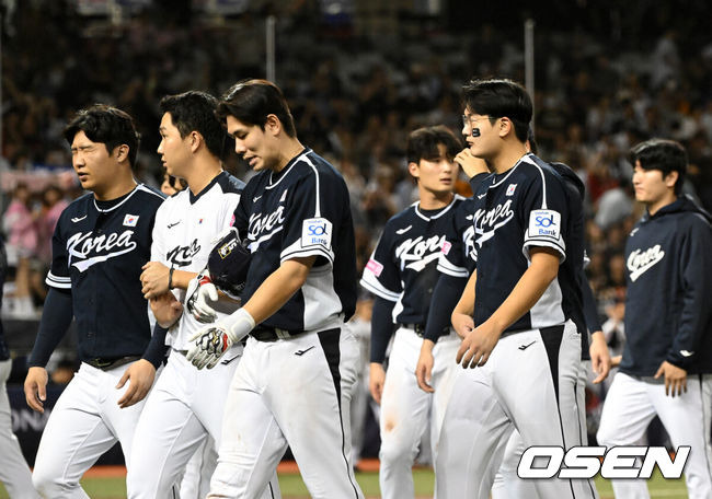 [OSEN=타이베이(대만), 이대선 기자]    The Korean baseball team was once again unable to overcome Japan's barrier. The Korean national baseball team, led by coach Ryu Joong-il, lost 3-6 in the third game against Japan in the 2024 WBSC Premier 12 Group B group stage held at the Taipei Dome in Taipei, Taiwan on the 15th. After the game, the national baseball team bowed to the audience and left the ground. I'm going out. 2024.11.15 /sunday@osen.co.kr