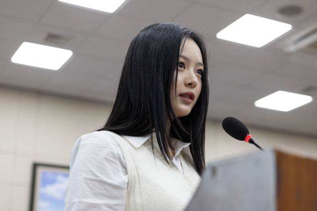 ▲뉴진스 멤버 하니 팜이 15일 오후 서울 여의도 국회에서 열린 환경노동위원회의 경제사회노동위원회, 중앙노동위원회, 최저임금위원회 등에 대한 국정감사에서 직장 내 괴롭힘 문제와 관련해 증언하고 있다. ⓒ연합뉴스