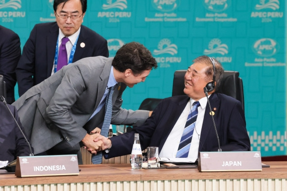 이시바 시게루 일본 총리는 15일(현지시간) 페루 수도 리마에서 열린 아시아태평양경제협력체(APEC) 회의에서 의자에 앉은 상태로 각국 정상들과 인사를 나눠 논란이 됐다. 일본 총리관저 홈페이지