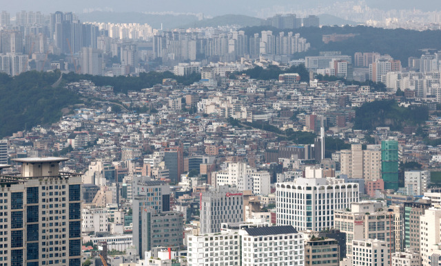 서울 중구 남산에서 바라본 도심 아파트 단지. 뉴스1