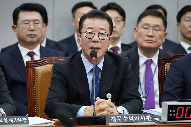 홍철호 대통령실 정무수석이 11월19일 오후 국회 운영위원회 전체회의에서 대통령비서실 및 국가안보실, 대통령경호처 소관 내년 예산에 대한 위원 질의에 답하고 있다. ⓒ연합뉴스