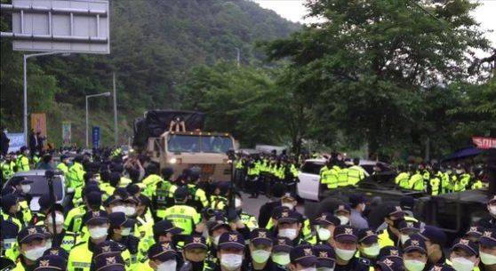 2020년 5월28일 오후 경찰이 사드 수송 작전을 위해 진입로를 확보하고 있다. ⓒ 소성리종합상황실 제공