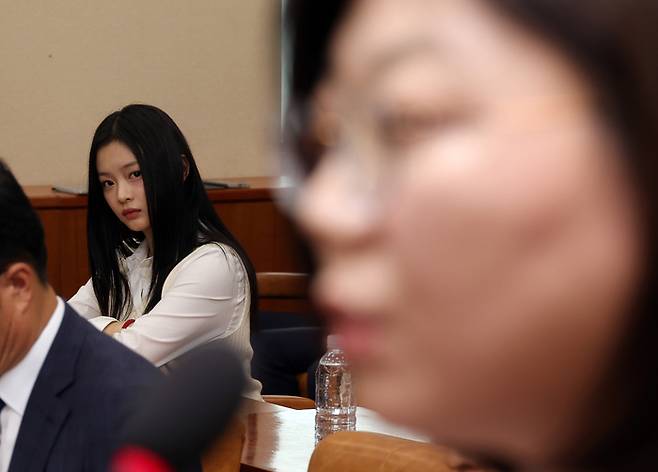 뉴진스 하니가 지난달 15일 서울 여의도 국회에서 열린 환경노동위원회 국정감사에서 김주영 어도어 대표의 발언을 듣고 있다. 국회사진기자단