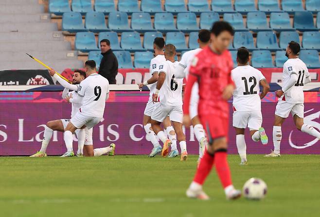 ▲ 한국 대표팀은 19일 요르단 암만의 암만 국제 경기장에서 열린 ‘2026 국제축구연맹(FIFA) 북중미월드컵’ 아시아지역 3차예선 B조 6차전에서 팔레스타인을 만났다. 1-1 무승부로 승점 1점만 가져왔다. 전반 12분 김민재가 백패스를 했는데 팔레스타인 수비를 제대로 체크하지 못했다. 조현우가 튀어나왔지만 팔레스타인 슈팅을 막을 수 없었고 충격적인 실점을 범하게 됐다. 그러나 리드를 빠르게 동점으로 돌린 주인공은 손흥민이었다. 전반 16분 손흥민이 측면으로 볼을 건넨 이후 하프스페이스로 빠져 들어갔고 감각적인 오른발 슈팅으로 밀어 넣었다. 하지만 후반에 득점하지 못하며 이기지 못했다 ⓒ연합뉴스