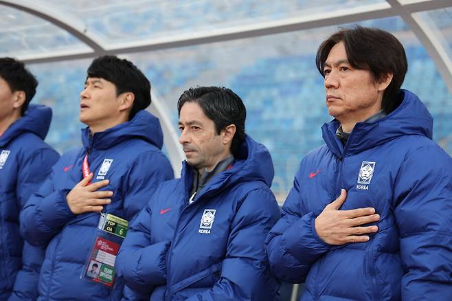 ▲ 한국 대표팀은 19일 요르단 암만의 암만 국제 경기장에서 열린 ‘2026 국제축구연맹(FIFA) 북중미월드컵’ 아시아지역 3차예선 B조 6차전에서 팔레스타인을 만났다. 1-1 무승부로 승점 1점만 가져왔다. 전반 12분 김민재가 백패스를 했는데 팔레스타인 수비를 제대로 체크하지 못했다. 조현우가 튀어나왔지만 팔레스타인 슈팅을 막을 수 없었고 충격적인 실점을 범하게 됐다. 그러나 리드를 빠르게 동점으로 돌린 주인공은 손흥민이었다. 전반 16분 손흥민이 측면으로 볼을 건넨 이후 하프스페이스로 빠져 들어갔고 감각적인 오른발 슈팅으로 밀어 넣었다. 하지만 후반에 득점하지 못하며 이기지 못했다 ⓒ연합뉴스