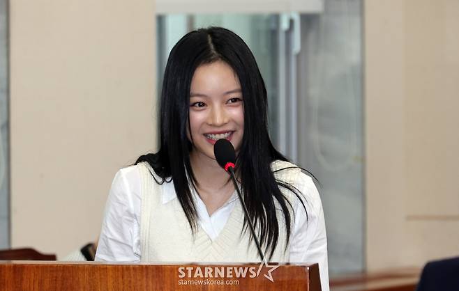 (서울=뉴스1) 국회사진취재단 = 그룹 뉴진스(NewJeans)의 하니가 15일 오후 서울 여의도 국회 환경노동위원회에서 열린 경제사회노동위원회, 중앙노동위원회, 최저임금위원회 등에 대한 국정감사에서 의원 질의에 답변하고 있다. 2024.10.15/뉴스1  Copyright (C) 뉴스1. All rights reserved. 무단 전재 및 재배포,  AI학습 이용 금지. /사진=(서울=뉴스1) 국회사진취재단