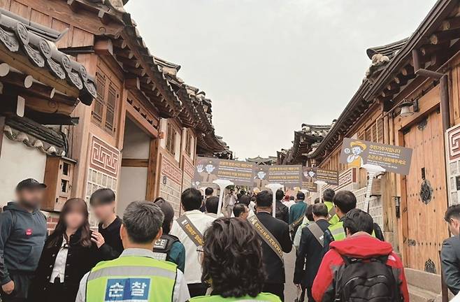 종로구 관계자·주민 봉사자 등이 관광객 방문시간 제한을 알리고 있다.[사진｜더스쿠프 포토]