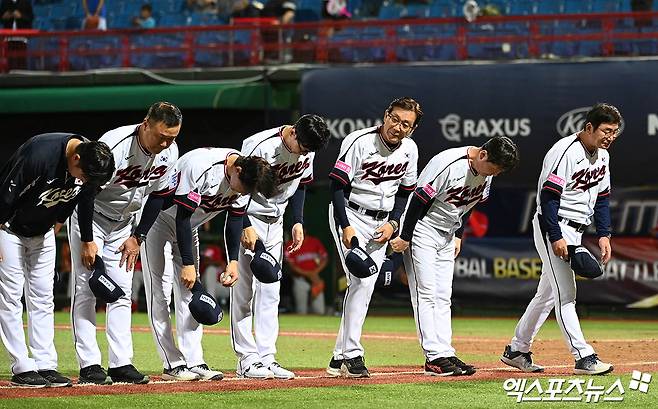 16일 오후 대만 타이베이 톈무야구장에서 열린 '2024 WBSC(세계야구소프트볼연맹) 프리미어12' B조 조별리그 4차전 대한민국과 도미니카공화국의 경기, 대한민국이 8회말 터진 박성한의 역전 2타점 적시 3루타에 힘입어 9:6의 스코어로 승리했다.  경기 종료 후 한국 류중일 감독과 코칭스태프들이 관중석을 향해 인사하고 있다. 엑스포츠뉴스 DB