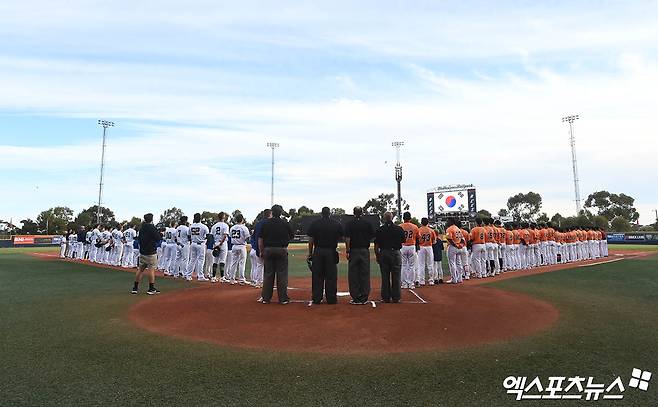 17일 호주 멜버른 볼파크에서 2024 한화 이글스 스프링캠프가 진행됐다. 이날 열린 한화와 호주 국가대표팀의 연습경기에 앞서 양 팀 선수들이 그라운드에 도열해 국가 제창을 하고 있다. 엑스포츠뉴스DB