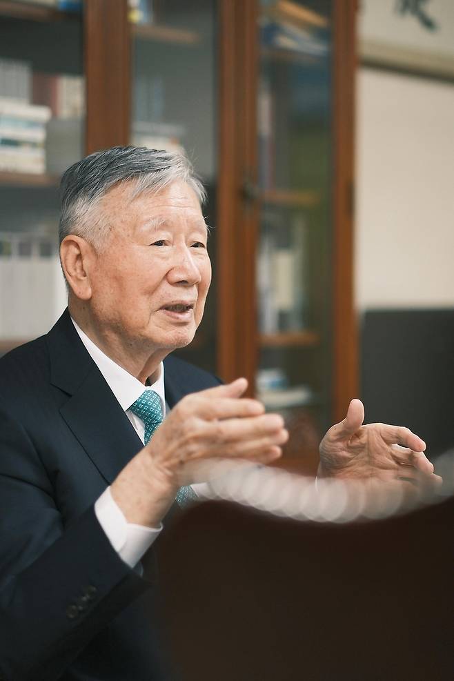 인터뷰하는 이중근 부영그룹 회장 (서울=연합뉴스) 류효림 기자 = 이중근 부영그룹 회장이 지난 19일 서울 중구 부영그룹 본사 회장실에서 연합뉴스와 인터뷰하며 재가 임종제도 필요성을 설명하고 있다. ryousanta@yna.co.kr