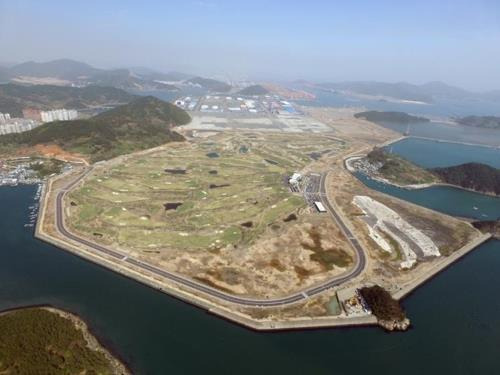 골프장만 들어선 부산진해경제자유구역 웅동1지구 전경 [연합뉴스 자료사진]