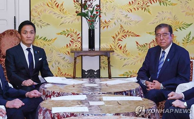 이시바 일본 총리(오른쪽)와 다마키 국민민주당 대표 [지지 AFP 연합뉴스 자료사진. 재판매 및 DB 금지]