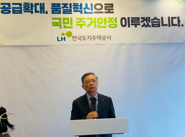 이한준 LH 사장이 21일 세종시 한 식당에서 국토교통부 기자단을 대상으로 기자간담회를 열고 올해 LH의 현안 및 내년 계획 등에 대해 발언하고 있다./사진=김미리내 기자