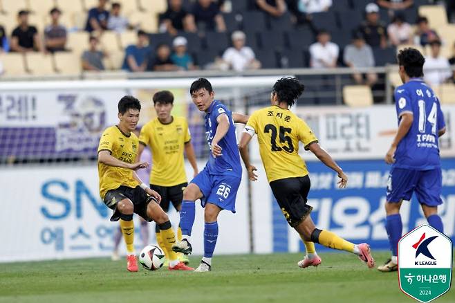 전남과 부산의 경기 모습. 사진=한국프로축구연맹