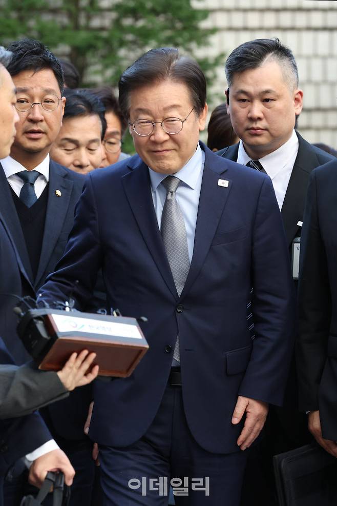 이재명 더불어민주당 대표가 지난 15일 오후 서울 서초구 서울중앙지방법원에서 열린 ‘故김문기·백현동 허위 발언’ 공직선거법 위반 혐의 1심 선고 공판에 출석하고 있다. (사진= 이영훈 기자)