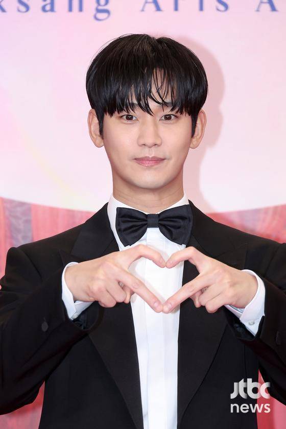 배우 김수현이 7일 오후 서울 강남구 삼성동 코엑스 열린 '제60회 백상예술대상' 레드카펫 행사에 참석해 포즈를 취하고 있다. 국내 최고 권위의 대중문화 종합 예술 시상식 '60회 백상예술대상'은 JTBC·JTBC2·JTBC4에서 동시 생중계, 프리즘에서 디지털 생중계된다. / 2024.05.07/