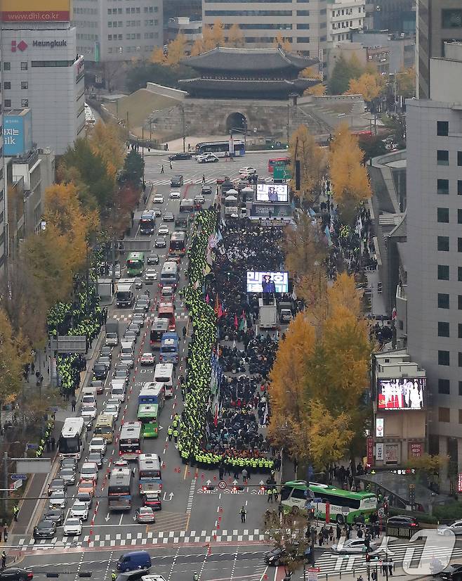 전국농민총연맹 농민들과 민주노총 노조원들이 20일 오후 서울 세종대로에서 전국농민대회·윤석열 정권 2차 퇴진 총궐기 집회를 갖고 있다. 2024.11.20./뉴스1 ⓒ News1 박세연 기자