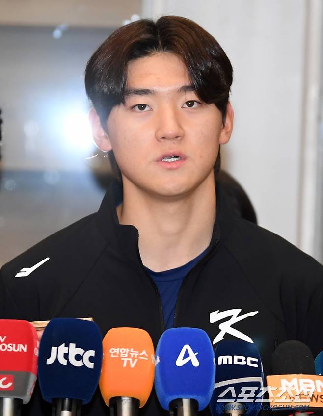 대한민국 야구 대표팀이 2024 WBSC 프리미어12 대회를 마치고 19일 인천국제공항을 통해 귀국했다. 김도영이 인터뷰를 하고 있다. 인천공항=박재만 기자 pjm@sportschosun.com/2024.11.19/