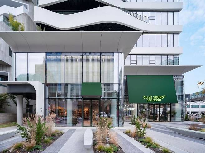 22일 개점한 ‘올리브영N 성수’ 매장 외부 전경. CJ올리브영 제공
