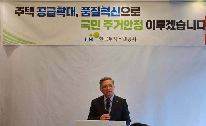 이한준 한국토지주택공사(LH) 사장이 21일 세종시에서 열린 국토교통부 기자단 간담회에서 발언하고 있다. 박승욱 기자