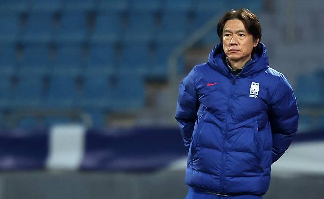 홍명보 축구 대표팀 감독이 19일 요르단 암만에서 열린 팔레스타인과의 2026 월드컵 3차 예선 경기를 지켜보고 있다. /뉴시스