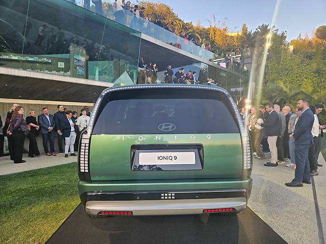 21일(현지시각) 미국 로스앤젤레스(LA)에서 열린 아이오닉9 월드프리미어에서 세계 최초로 공개된 아이오닉9. /김지환 기자
