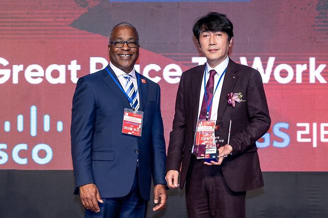 와이즈와이어즈㈜는 대한민국 일하기 좋은 100대 기업 시상식에서 34위에 선정됐다. GPTW Institute 미국 본사 마이클 부시 CEO와 와이즈와이어즈㈜ 조경휘 사장(오른쪽). 와이즈와이어즈㈜ 제공