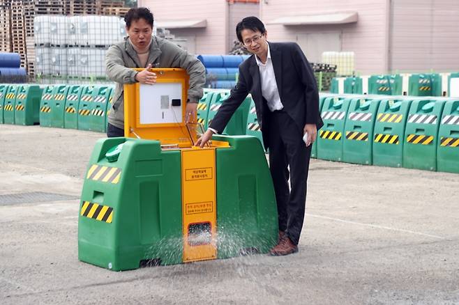 21일 친환경 제설제 제조기업 ㈜즐거운미래에서 액상 제설재 원격분사장치를 시연하는 백승보 조달청 차장(오른쪽). 조달청