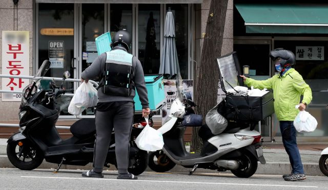 기사의 이해를 돕기 위한 이미지. 기사 내용과 직접 관련 없습니다. 사진은 배달을 준비하는 라이더들의 모습. 뉴시스