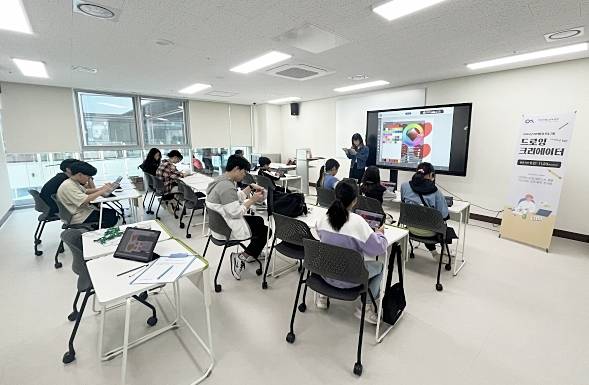 청소년들이 안성맞춤공감센터에서 교육을 받고 있다. 안성시 제공