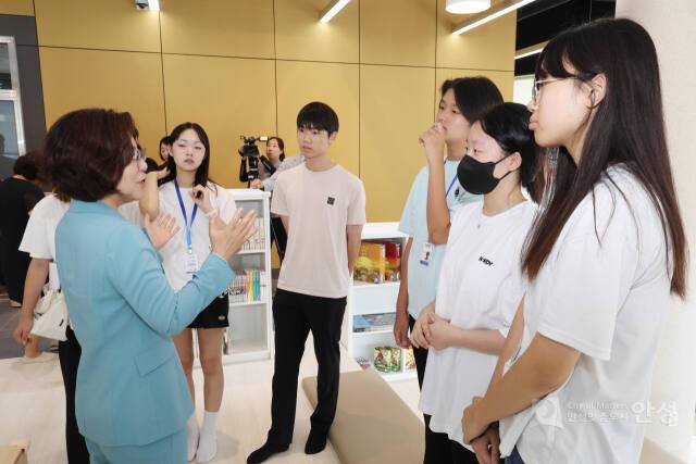 김보라 안성시장이 청소년들에게 미래 설계를 위한 조언을 해주고 있다. 안성시 제공
