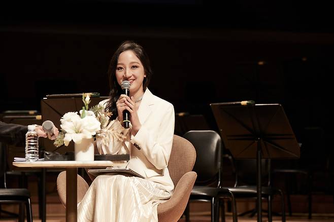 21일 롯데콘서트홀에서 취재진과 만나 2025년 인 하우스 아티스트로 선정된 소감을 말하는 첼리스트 최하영. 사진제공=롯데콘서트홀