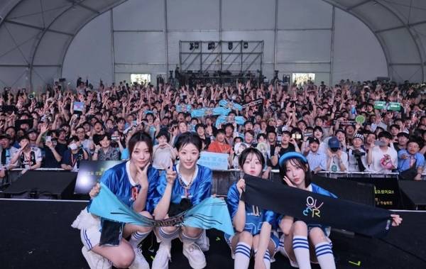 인터넷 방송인과 크리에이터 등으로 구성된 여성 4인조 밴드 QWER이 국내 음원차트를 휩쓸며 인기를 끌고 있다. 사진은 지난 8월 인천 송도달빛축제공원에서 개최된 '2024 인천펜타포트 락 페스티벌'에서 공연한 QWER의 모습. /사진=QWER 인스타그램