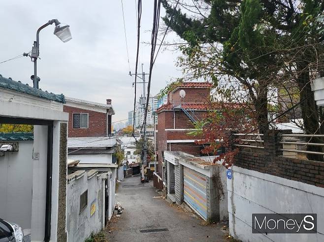 삼성물산과 현대건설은 각각 자사 고유 브랜드와 우수성을 내세우며 랜드마크를 세우겠다는 의지를 보였다. 사진은 서울 용산구 보광동 360번지 일대에 위치한 한남4구역의 노후 주택가 모습. /사진=이화랑 기자