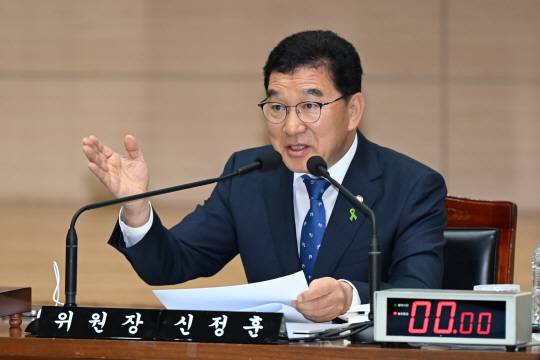 신정훈 의원이 지난 10월 21일 오전 전남 무안군 전남도청에서 열린 국정감사에서 김영록 전남도지사에게 질의를 하고 있다. 뉴시스