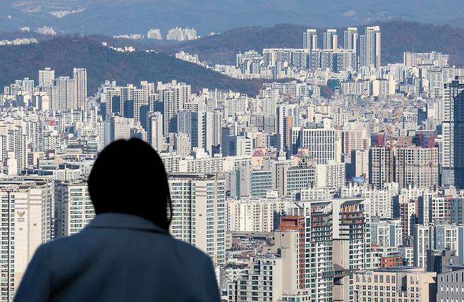 서울 중구 남산에서 바라본 서울 시내 주택과 아파트 단지의 모습.  [연합]