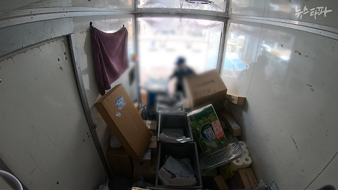 배송 업무를 하고 있는 쿠팡 배송기사의 모습. 이 배송기사는 뉴스타파와 인터뷰에서 "하루 12시간 정도 일한다. 밥은 먹을 시간도 없다"고 말했다.&nbsp;