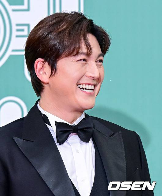 [OSEN=지형준 기자] 23일 오후 서울 여의도 KBS 신관 웨딩홀에서 2023 KBS 연예대상 레드카펫 포토월 행사가 열렸다.'신상출시 편스토랑' 류수영이 포토타임을 하고 있다. 2023.12.23 / jpnews.osen.co.kr