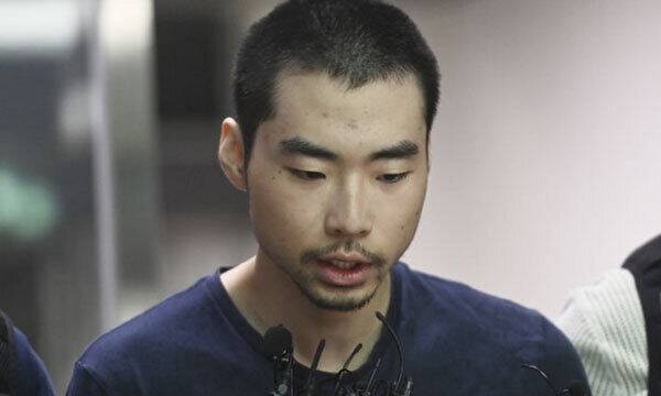 지난 2023년 8월 10일 14명의 사상자가 발생한 '분당 흉기 난동 사건'의 피의자 최원종(22)이 경기도 성남시 수정경찰서에서 검찰로 송치되고 있다. 뉴시스